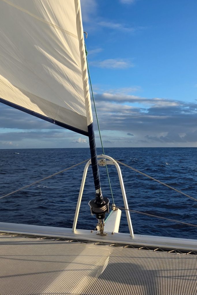 Voile de Catamaran direction Tetiaroa au milieu de la Polynésie Française